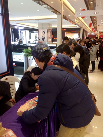 華億國際星隆店消費者排隊參加活動