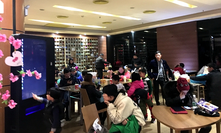 影迷等候電影開場