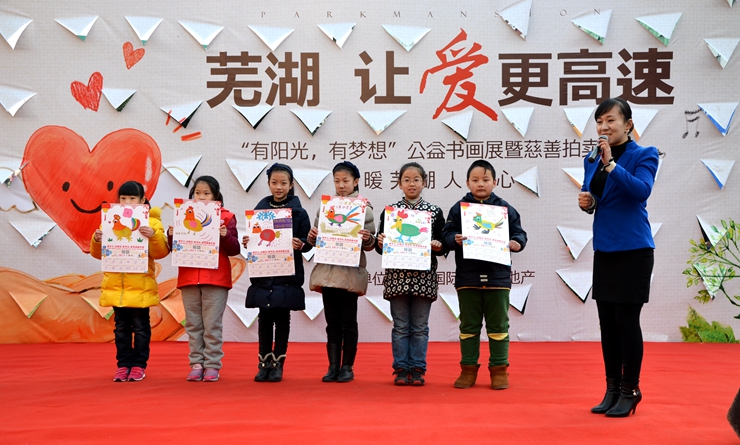 小朋友展示繪畫作品