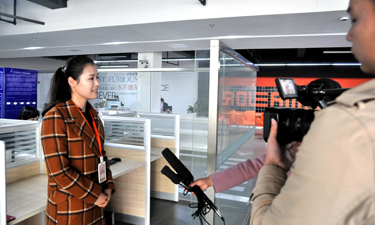 華億樂購樂海淘負責人臧薇接受媒體采訪