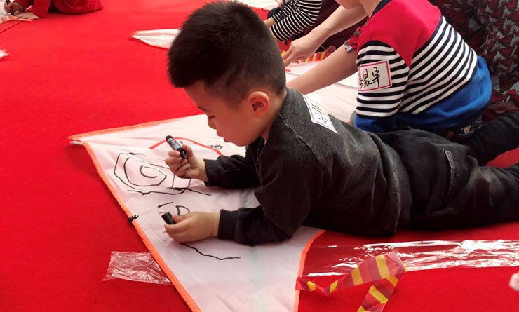 小朋友專心繪畫風箏