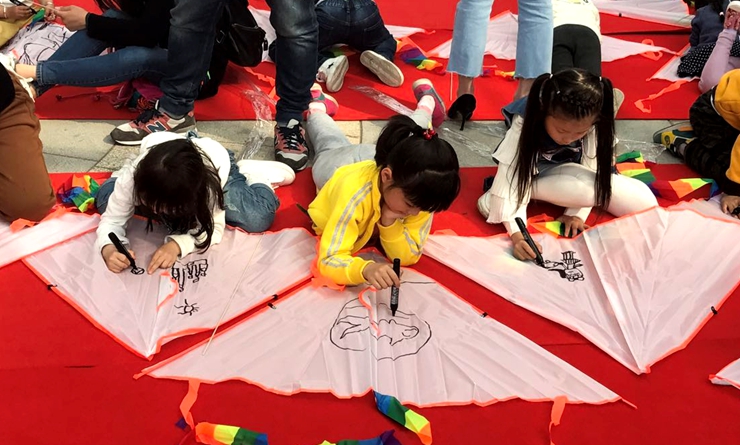 小朋友專心繪畫風箏