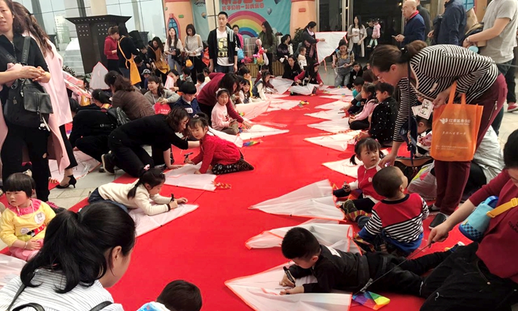 小朋友專心繪畫風箏