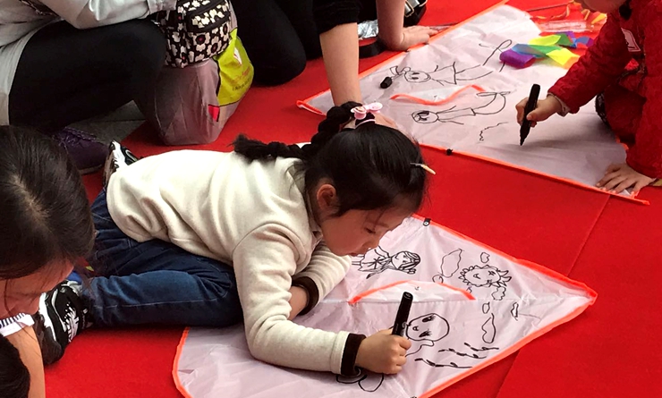 小朋友專心繪畫風箏