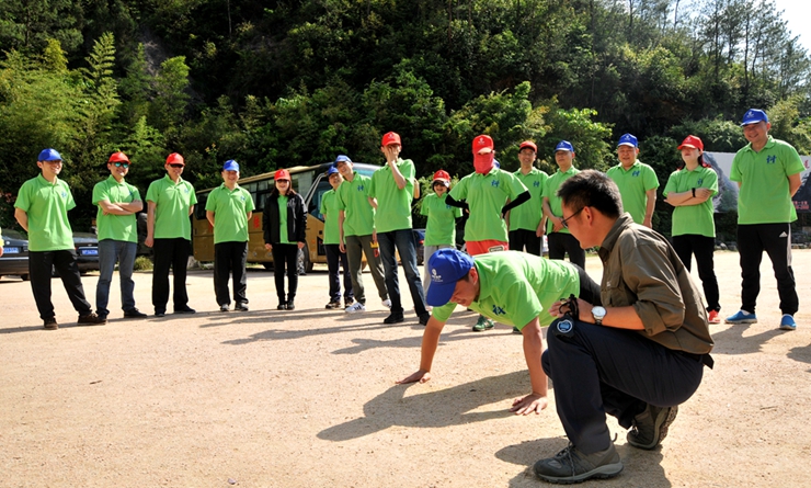 隊員接受俯臥撐懲罰