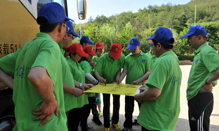 隊員進行隊旗制作