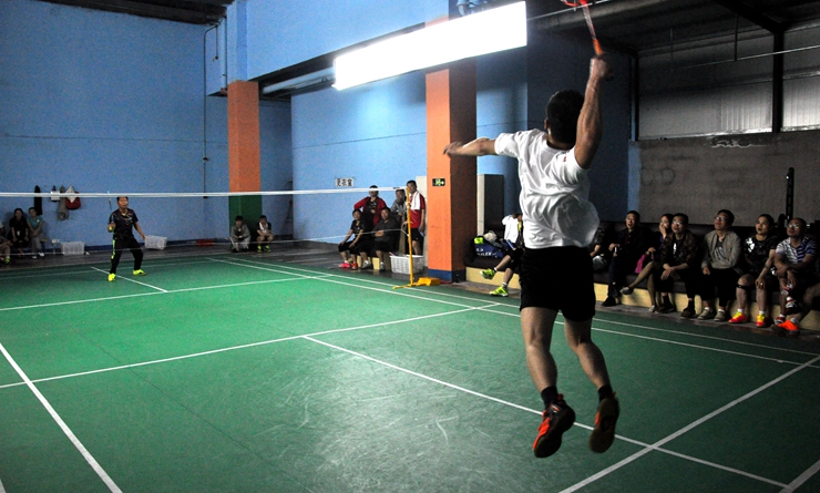 運動員奮力殺球