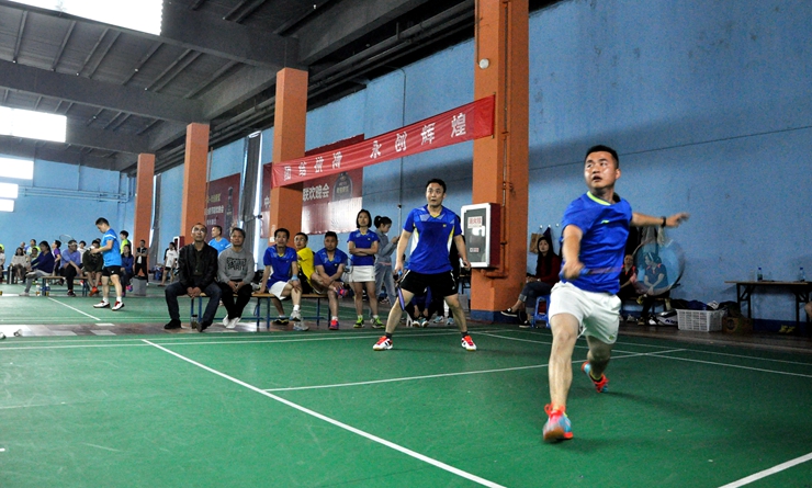 運動員比賽中奮勇拼搏