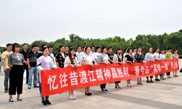 全體黨員認真聆聽書記講話