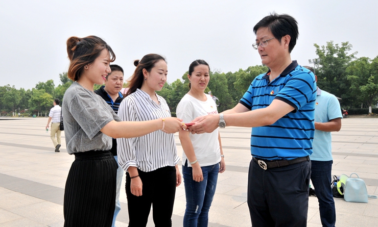 陳愛國書記頒發黨員證