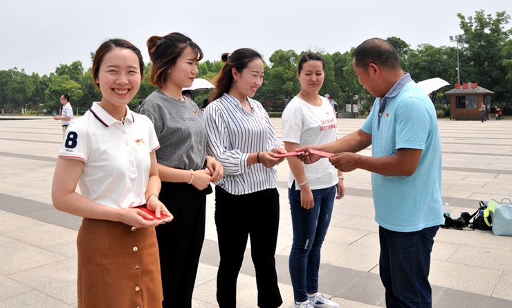 張靖委員頒發黨員證