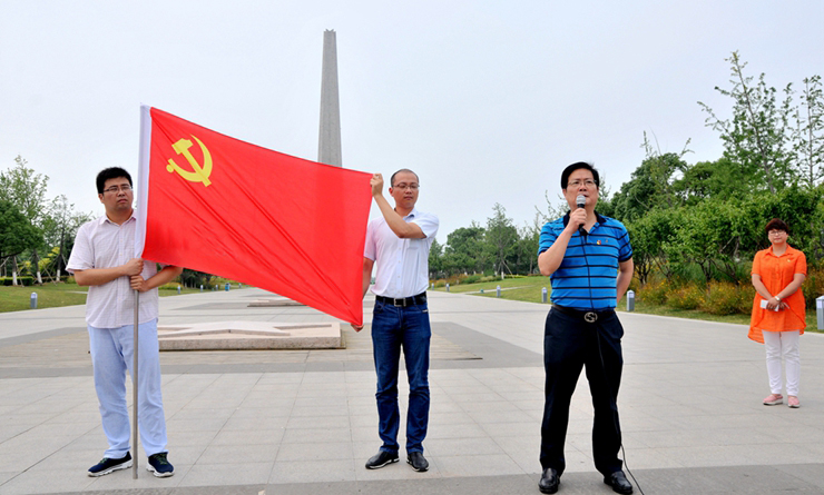 集團黨委書記陳愛國發表講話