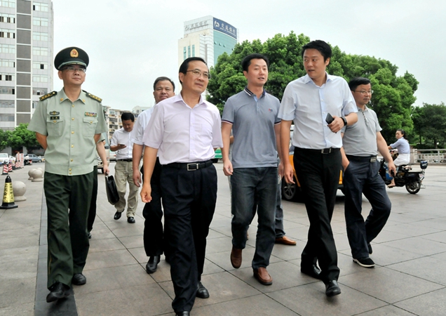 市委副書記張峰一行蒞臨華億集團(tuán)檢查指導(dǎo)文明創(chuàng)建工作