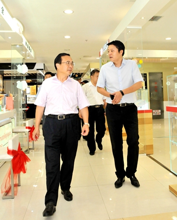 項(xiàng)領(lǐng)總裁匯報(bào)華億集團(tuán)文明創(chuàng)建工作