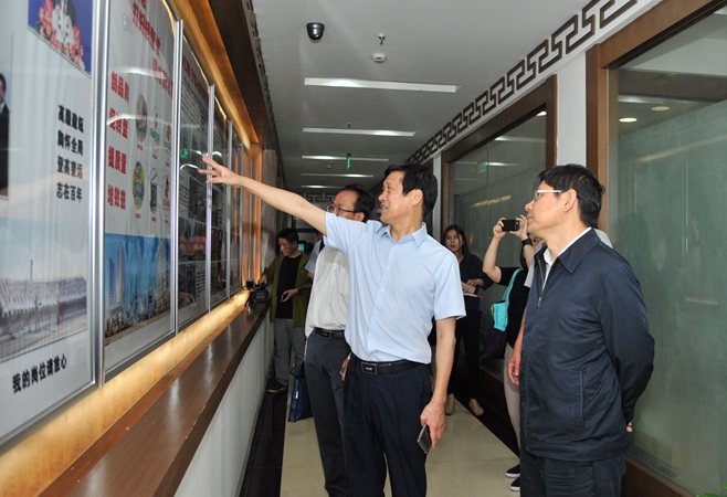 吳勁松副主任一行參觀集團宣傳欄