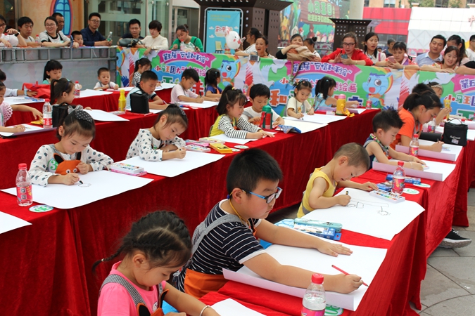 小朋友們認真繪畫