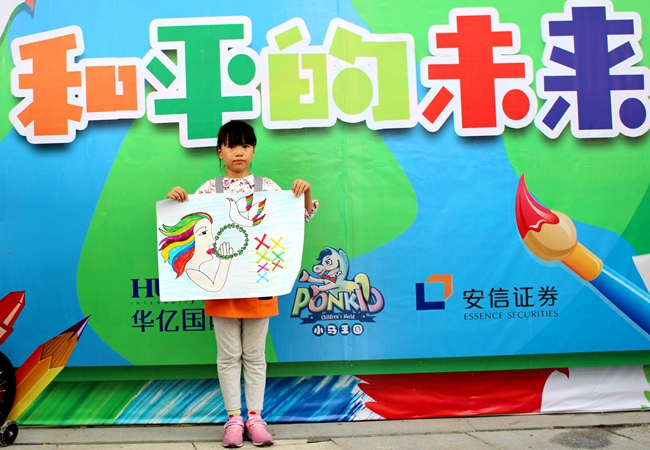 小朋友展示畫作