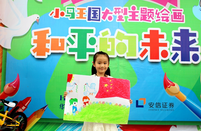 小朋友展示畫作