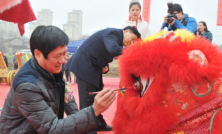 項(xiàng)義水董事長、汪錫文主席共同為祥獅點(diǎn)睛