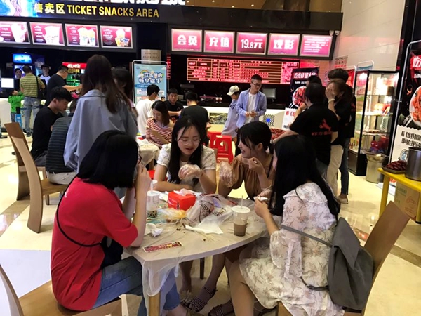 影迷開(kāi)心品嘗龍蝦