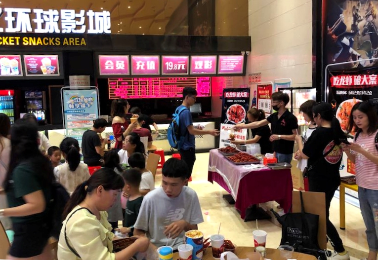 影迷開(kāi)心品嘗龍蝦