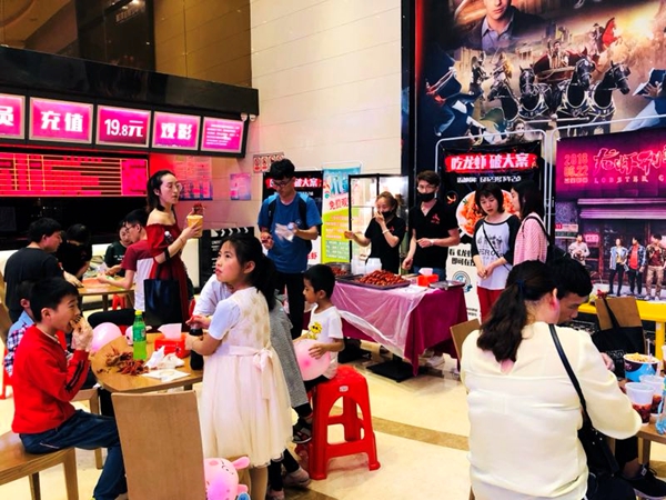 影迷開(kāi)心品嘗龍蝦