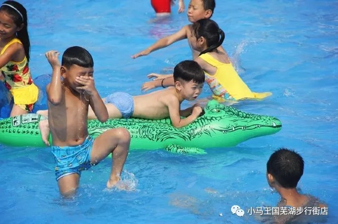 小朋友們開心戲水