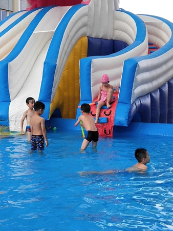 小朋友們開心戲水