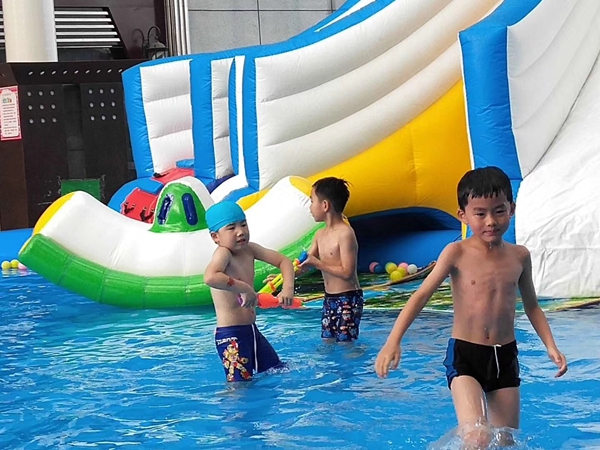 小朋友們開心戲水