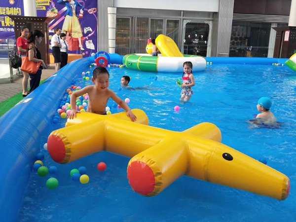 小朋友們開心戲水