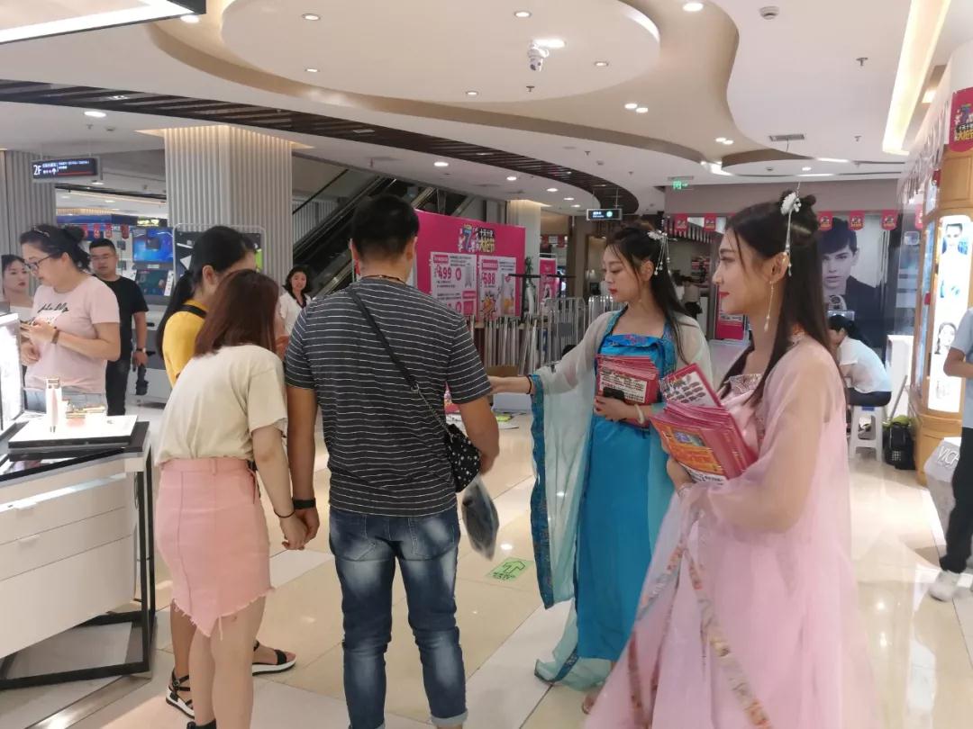 “小仙女”現場派送DM單頁