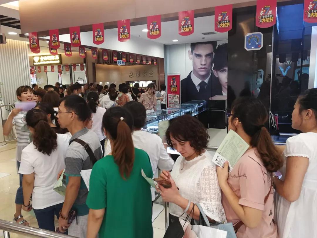 收銀臺前排起了長龍