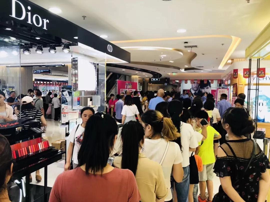 商場內人潮涌動