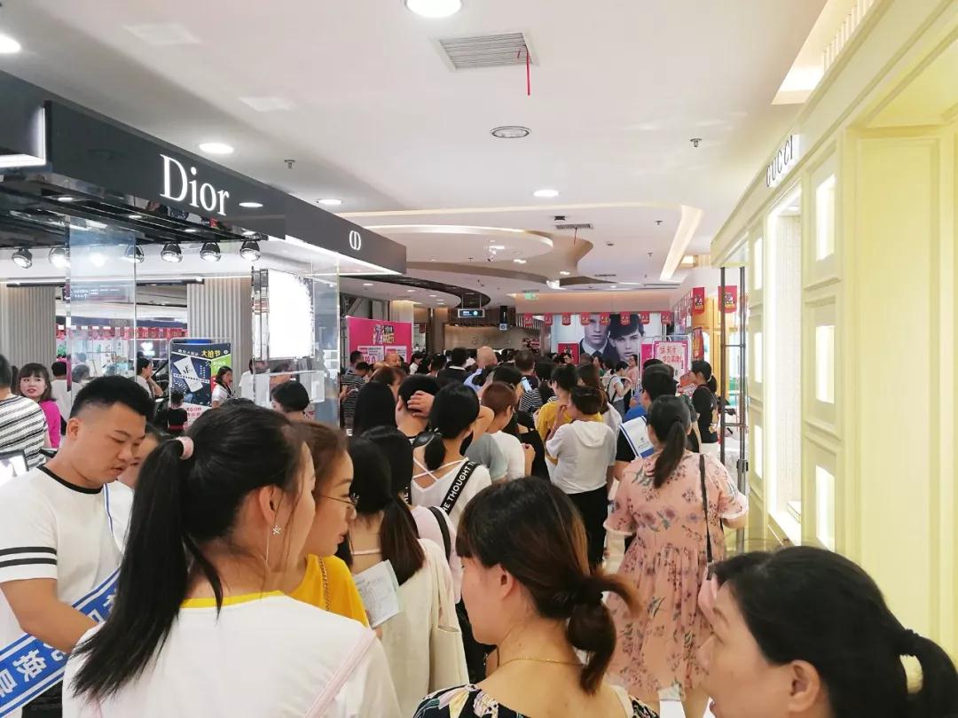 商場內人潮涌動