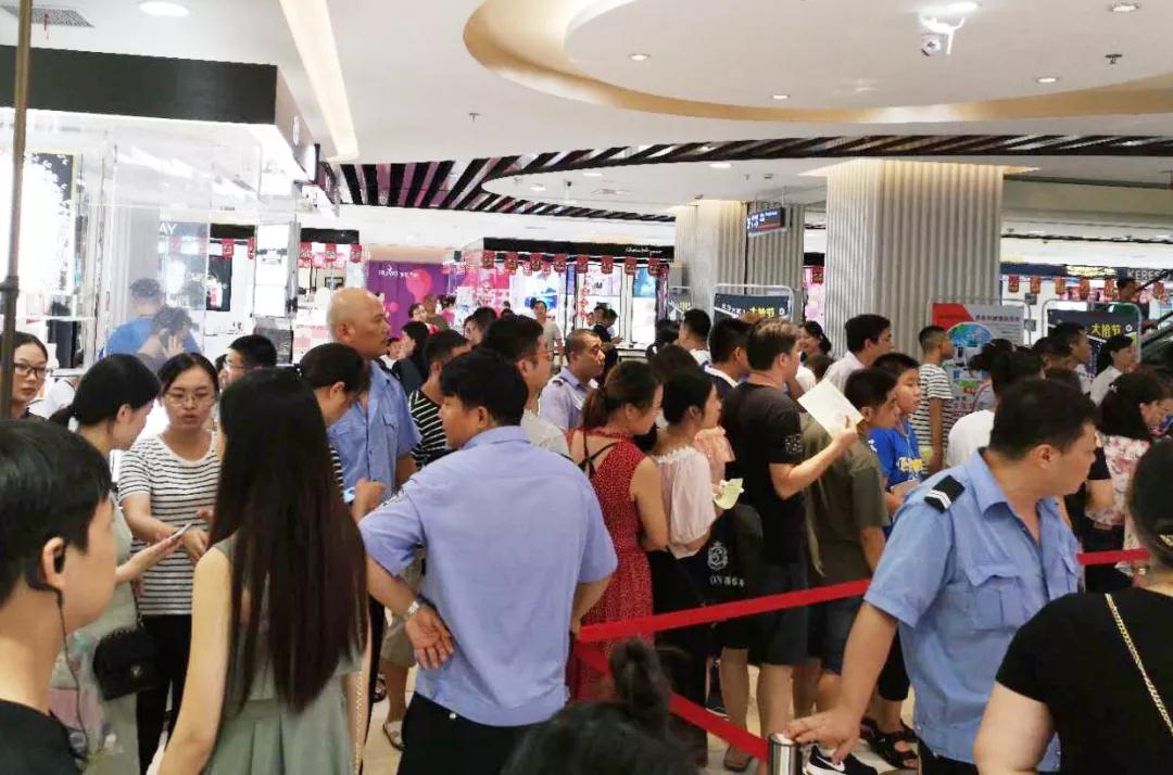 商場內人潮涌動