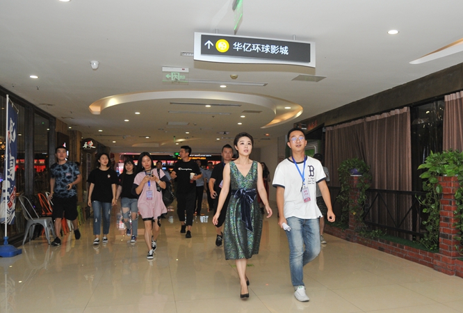 Lisa榕現(xiàn)身蕪湖華億環(huán)球影城