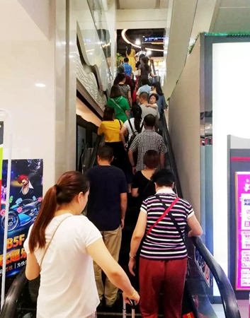 商場電梯擠滿消費者