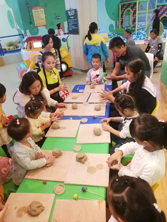 小馬王國國慶節開展手工活動