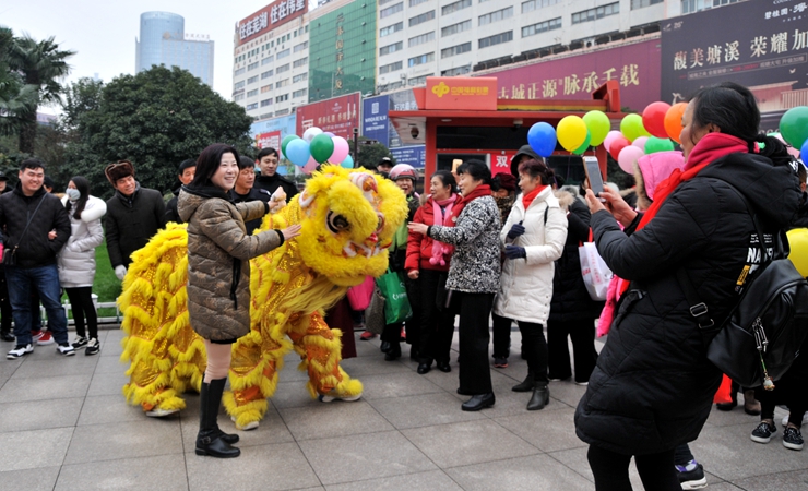 現(xiàn)場舞獅表演,市民爭相合影