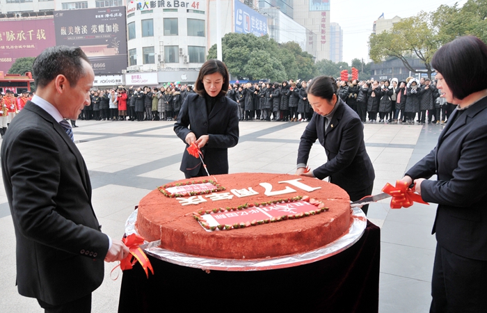 華億國際經(jīng)營班子切開17周年慶典蛋糕