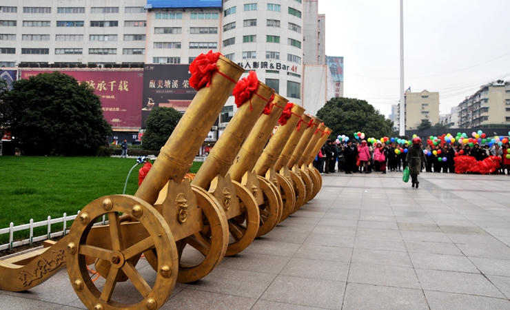 八門禮炮一字排開