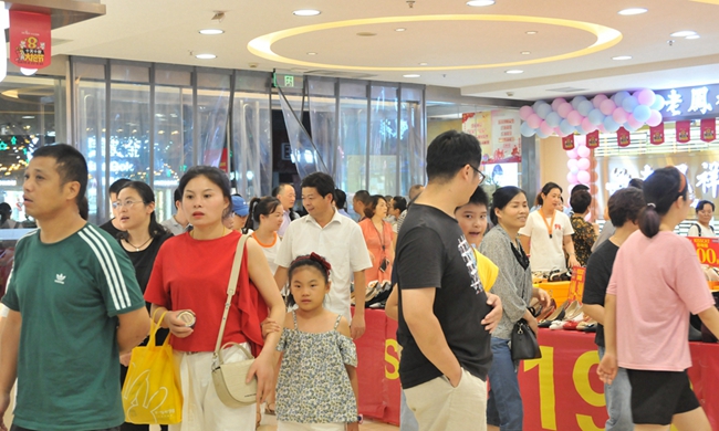 人潮涌入商場