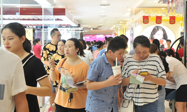 通道內擠滿消費者