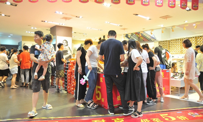 消費者選購商品