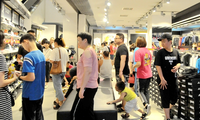 消費者選購商品