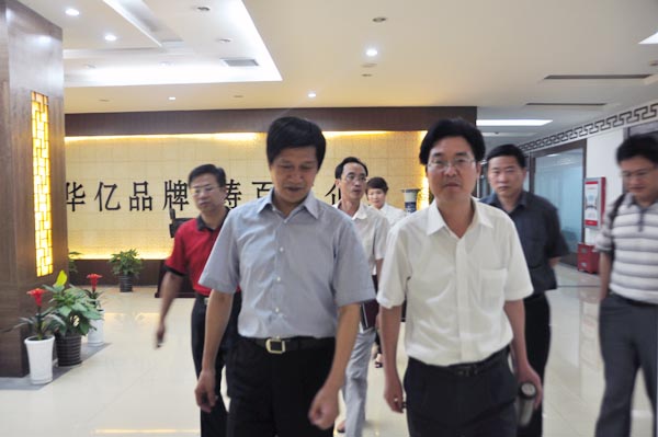 6.董事長(zhǎng)項(xiàng)義水陪同考察組參觀華億集團(tuán).jpg